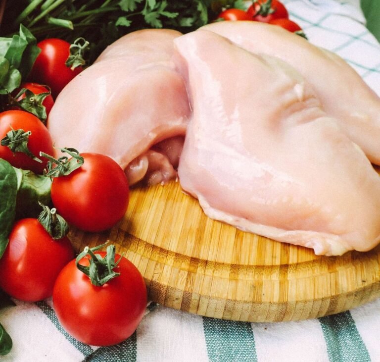 How much protein is in chicken breast raw vs cooked per 100g